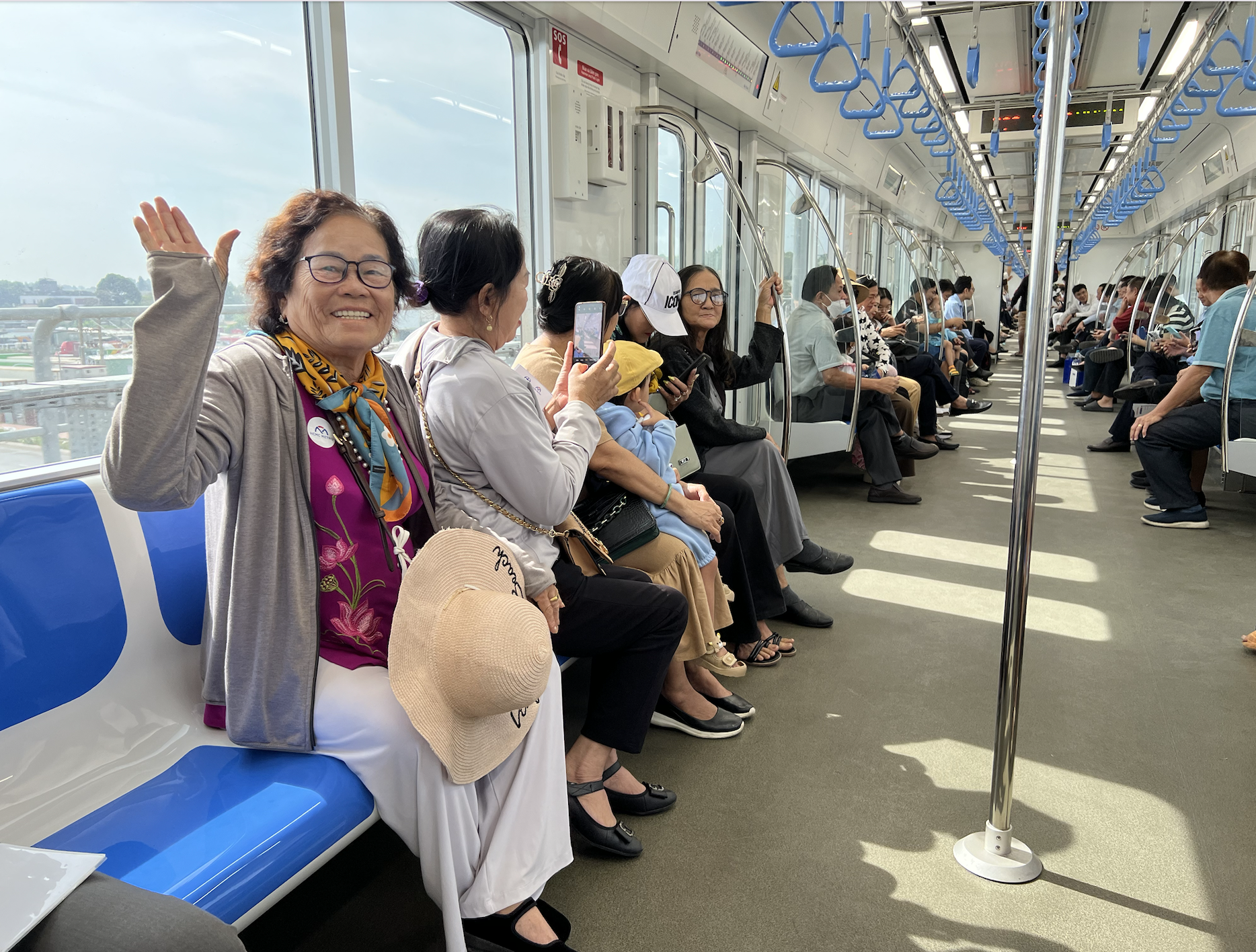 Người lớn tuổi háo hức trải nghiệm Metro số 1 TPHCM - 1