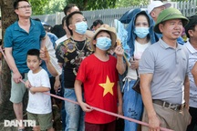 Người dân vượt cả trăm km xếp hàng chờ vào Lăng viếng Chủ tịch Hồ Chí Minh