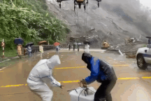 Dùng drone tiếp tế cơm, nước cho hàng chục tài xế mắc kẹt trên đèo Lò Xo