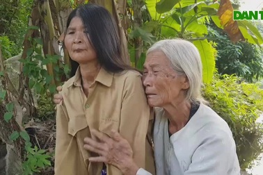 Xót xa cảnh bà lão 80 chăm chồng tai biến, con tâm thần