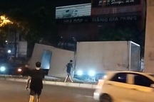 Xử phạt tài xế xe đầu kéo làm rơi nhà lắp ghép bê tông xuống đường