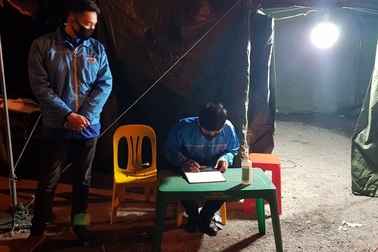 Thanh niên hỗ trợ lực lượng chức năng trực xuyên đêm ở cửa ngõ Thủ đô