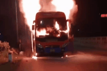 Xe khách chở hơn 30 người cháy ngùn ngụt kèm tiếng nổ