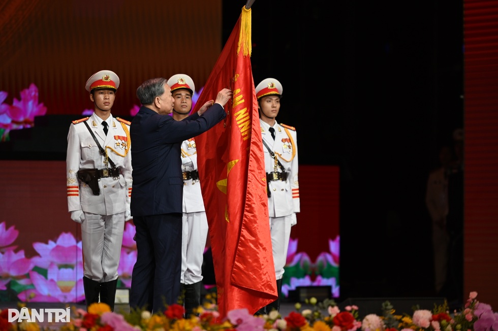 Tổng Bí thư: Dân tộc hùng cường phải có quốc phòng, an ninh vững mạnh - 2 Tổng Bí thư: Dân tộc hùng cường phải có quốc phòng, an ninh vững mạnh - 2