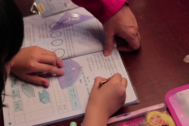 Không có người trông con, nghệ sĩ chèo đưa con đến rạp, kèm con học