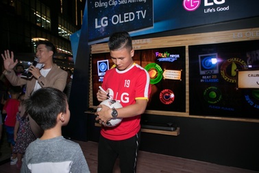 Mê phim siêu anh hùng, Quang Hải không bỏ lỡ buổi công chiếu phim bom tấn