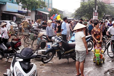 Hà Nội: Trâu “điên” húc người trọng thương, người dân hoảng sợ