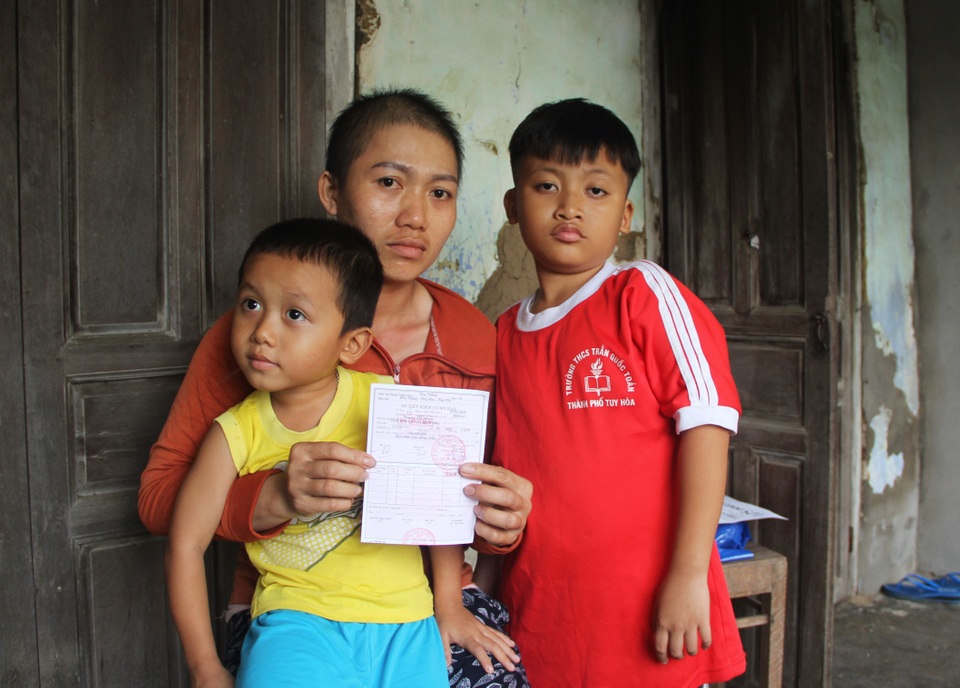 Người mẹ ung thư cày ải chữa bệnh tim cho con được bạn đọc giúp đỡ hơn 200 triệu đồng - 2 Người mẹ ung thư cày ải chữa bệnh tim cho con được bạn đọc giúp đỡ hơn 200 triệu đồng - 2