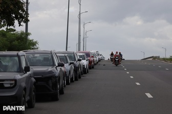 Hàng trăm ô tô lại nối đuôi nhau lên cầu tránh lũ, người đi đường bất ngờ