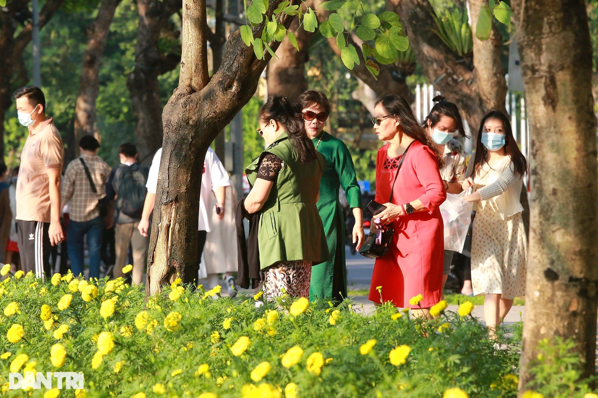 Hồ Gươm đông nghịt người vui chơi, tản bộ trong chiều thu nắng đẹp - 9 Hồ Gươm đông nghịt người vui chơi, tản bộ trong chiều thu nắng đẹp - 9