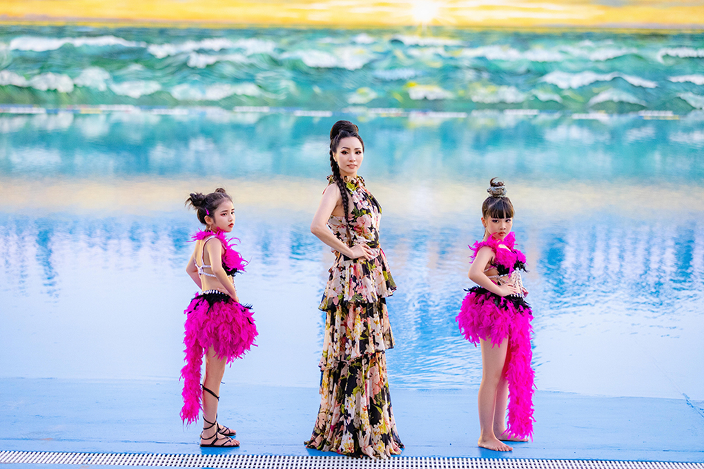 Siêu mẫu Hà Anh gợi cảm catwalk trong show thời trang - 5 Siêu mẫu Hà Anh gợi cảm catwalk trong show thời trang - 5