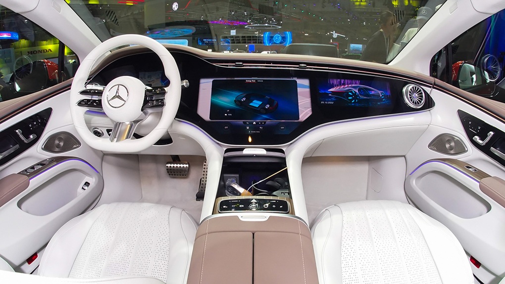 Lộ diện tại VMS 2022, xe điện Mercedes-Benz EQS chốt giá từ 4,84 tỷ đồng - 6 Lộ diện tại VMS 2022, xe điện Mercedes-Benz EQS chốt giá từ 4,84 tỷ đồng - 6
