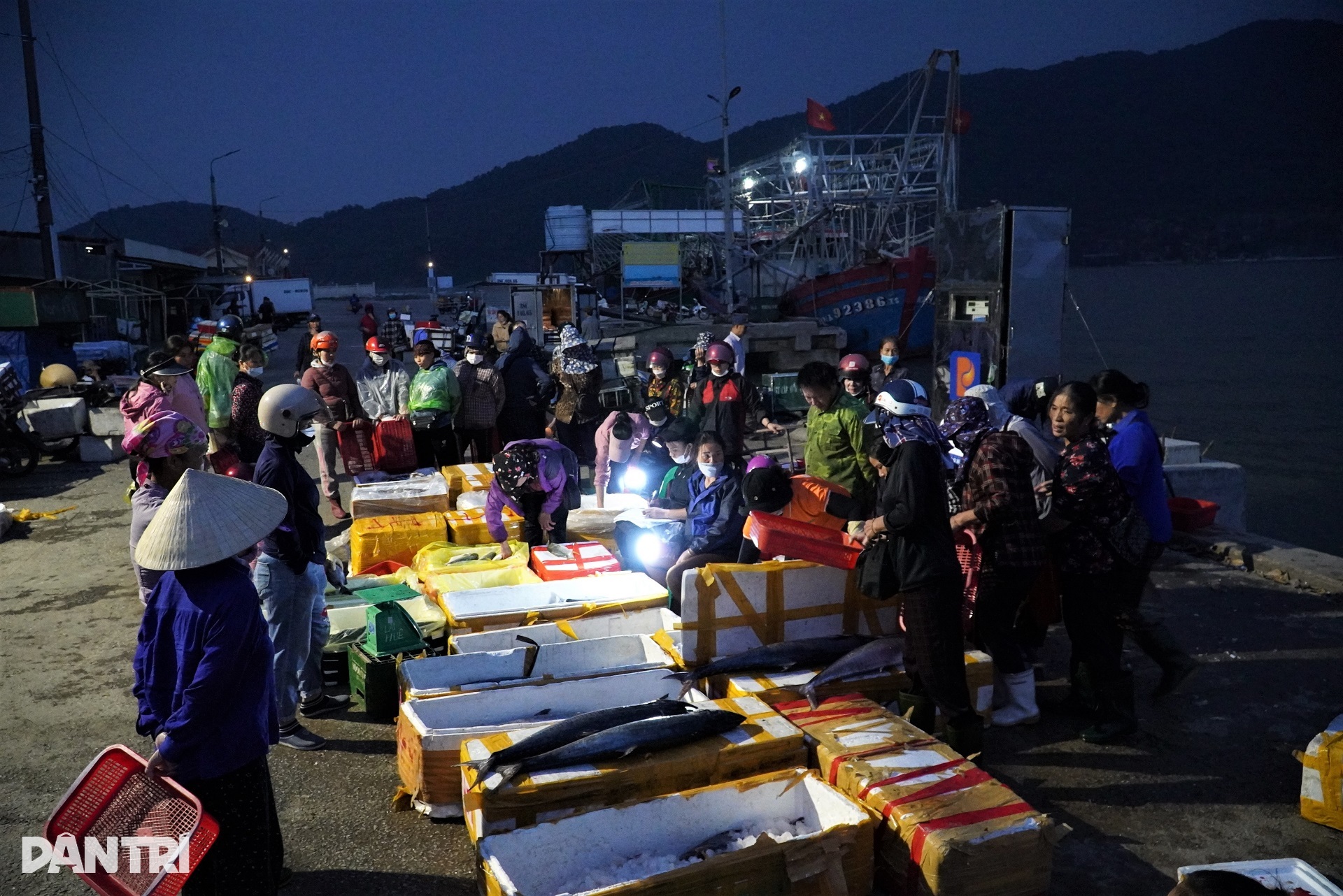 Cảnh buôn bán trước khi bão Nesat đổ bộ tại cảng cá lớn nhất Hà Tĩnh - 1 Cảnh buôn bán trước khi bão Nesat đổ bộ tại cảng cá lớn nhất Hà Tĩnh - 1