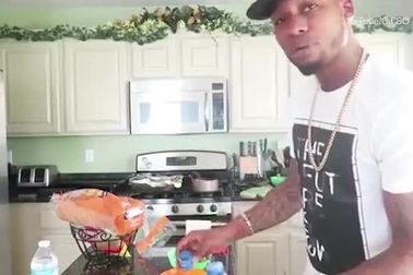 Trích đoạn video Brady cho các con ăn kem trộn thuốc nhuận tràng rồi thích thú quay video lại