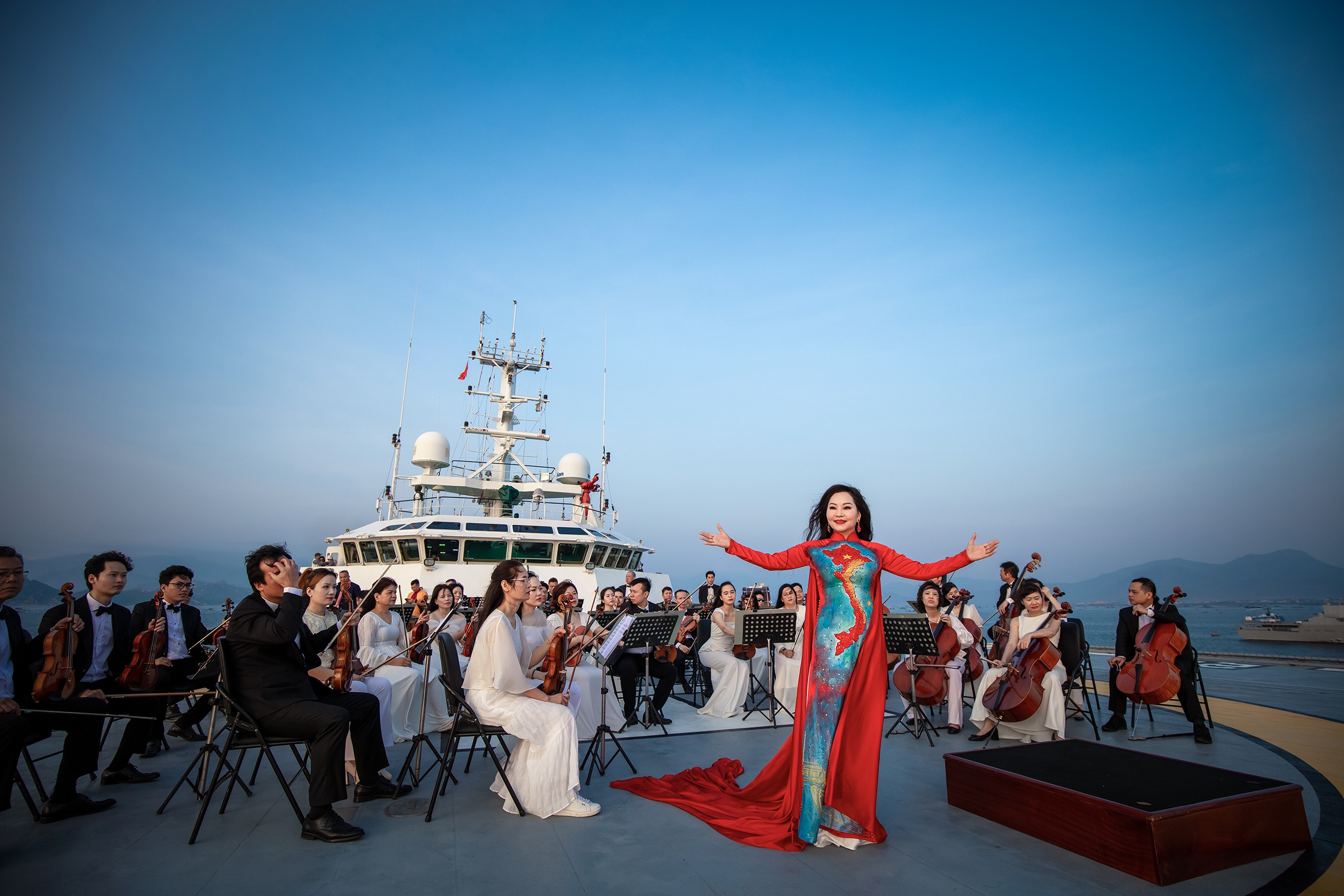 ویتنام کا سمفنی آرکسٹرا ترونگ سا - 2 کے بارے میں فلم میں سمندر میں پرفارم کر رہا ہے۔ Dàn nhạc giao hưởng Việt Nam biểu diễn trên biển ở phim về Trường Sa - 2