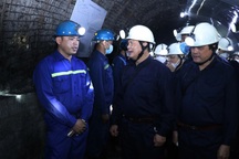 Lãnh đạo Bộ Lao động xuống hầm lò sâu 220m, nắm tình hình lương công nhân