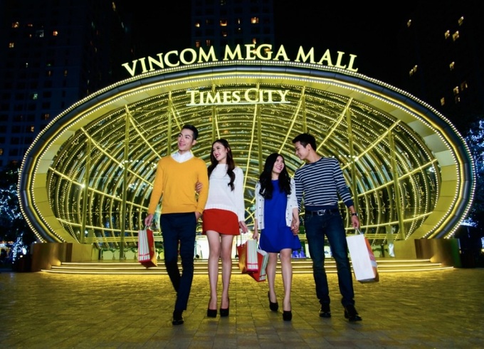 Cùng tình tứ bên người yêu tại vincom mega mall. Ảnh: Times City.