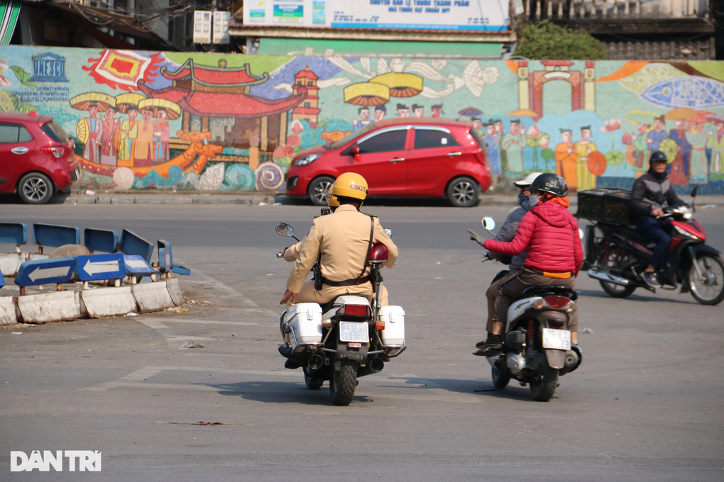 Cảnh sát giao thông Hà Nội quyết liệt xử lý tài xế ma men - 1