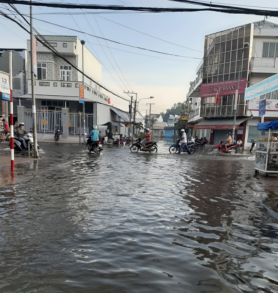 Triều cường “bủa vây” khiến một thị trấn ngập nặng ở Sóc Trăng! - 5 Triều cường “bủa vây” khiến một thị trấn ngập nặng ở Sóc Trăng! - 5