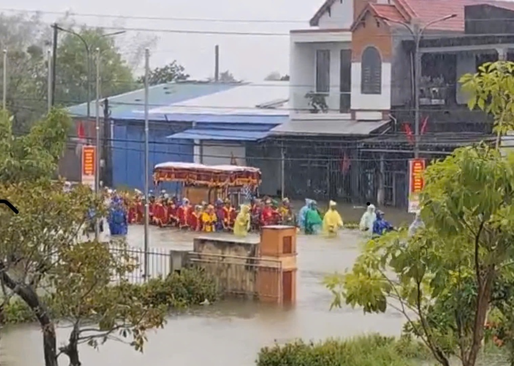 Huế lũ dâng mênh mông, dân lội nước lụt đưa tang người quá cố - 2 Huế lũ dâng mênh mông, dân lội nước lụt đưa tang người quá cố - 2