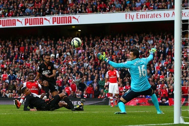 Welbeck cứu Arsenal thoát thua trên sân nhà