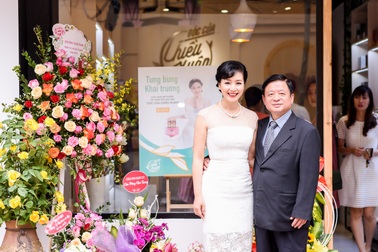 NSƯT Chiều Xuân rạng ngời hạnh phúc bên chồng con trong ngày thành bà chủ