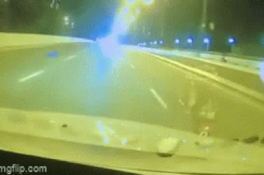 Audi chạy ngược chiều tông xe tải rồi bốc cháy, 2 người tử vong