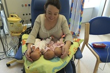 Ca sinh 3 cùng trứng tự nhiên cực kỳ hiếm gặp ở Anh