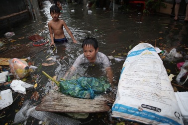 Rác nổi lềnh bềnh khắp hẻm sau mưa lớn ở TPHCM