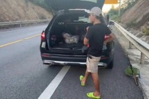 Tài xế Mercedes đỗ xe trên cao tốc để... đi câu cá