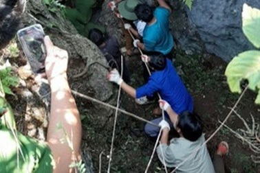 Đề nghị tạm dừng tìm kiếm người đi tìm vàng rơi xuống hang sâu 150m