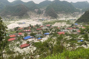 Mưa đá phủ kín mặt đất, trắng "như băng tuyết" ở Sơn La