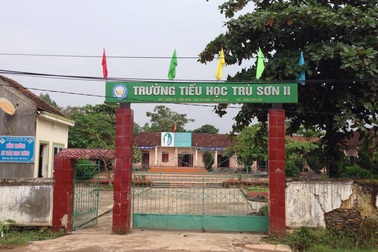 Khiển trách giáo viên phạt học sinh nghỉ học không phép bằng thước