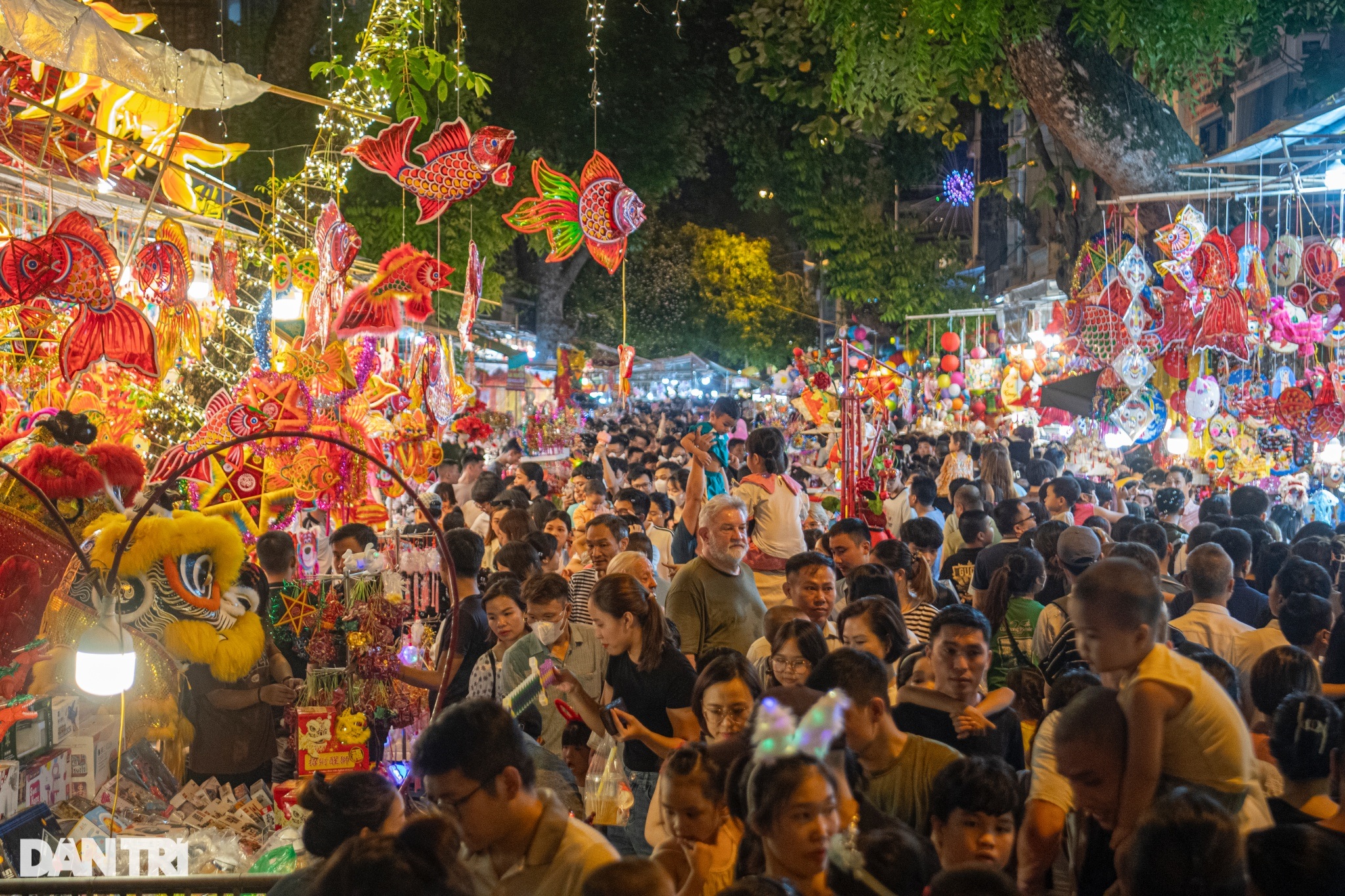 Hàng nghìn người chen chân đón Trung thu sớm tại Hàng Mã - 7