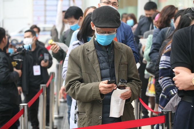 Hàng trăm khách đeo khẩu trang xếp hàng chờ mua sắm ở cửa hàng Uniqlo đầu tiên tại Hà Nội - Ảnh 2. Hàng trăm khách đeo khẩu trang xếp hàng chờ mua sắm ở cửa hàng Uniqlo đầu tiên tại Hà Nội - Ảnh 2.