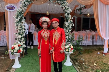 Cặp đôi kết hôn sau 18 ngày quen trên mạng: Nhà gái bất ngờ hủy đám cưới