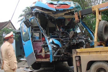 Xe tải húc xe khách "bắn" văng vào nhà dân