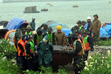 Dừng các hoạt động trên biển, khẩn cấp di dời dân tránh bão