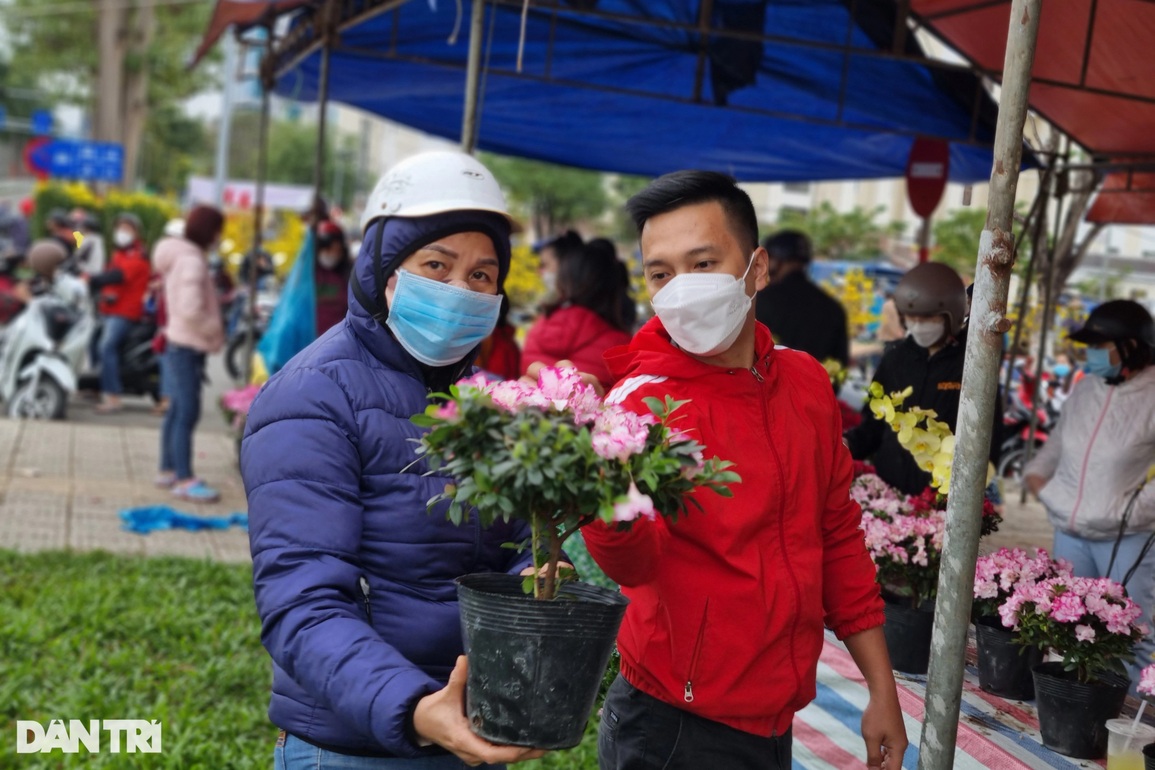 Chợ hoa 29 Tết đông nghịt người, người bán đồng loạt xả hàng - 6 Chợ hoa 29 Tết đông nghịt người, người bán đồng loạt xả hàng - 6