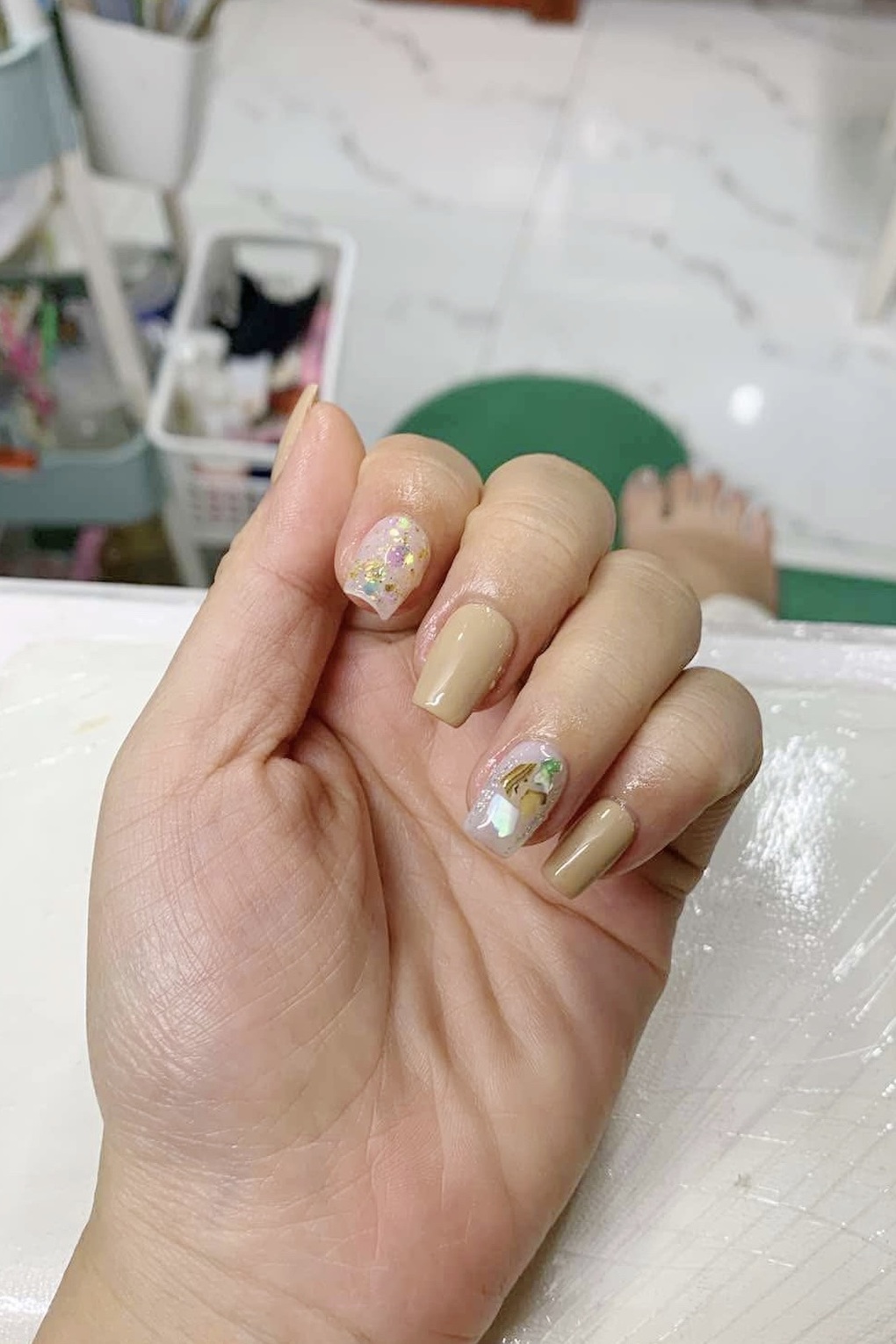 Chồng tiếp tế đồ ăn, đợi vợ 5 tiếng ở tiệm làm móng ngày Tết - 1 Chồng tiếp tế đồ ăn, đợi vợ 5 tiếng ở tiệm làm móng ngày Tết - 1