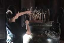 “Cúng điểm” mùa thi tốt nghiệp THPT: Niềm tin gói ghém nỗi lo của sĩ tử