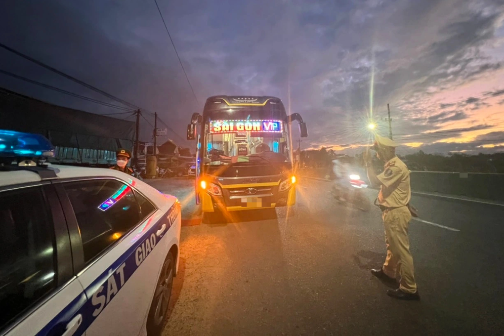 Bình Định thu hồi phù hiệu của 84 phương tiện vận tải - 1 Bình Định thu hồi phù hiệu của 84 phương tiện vận tải - 1