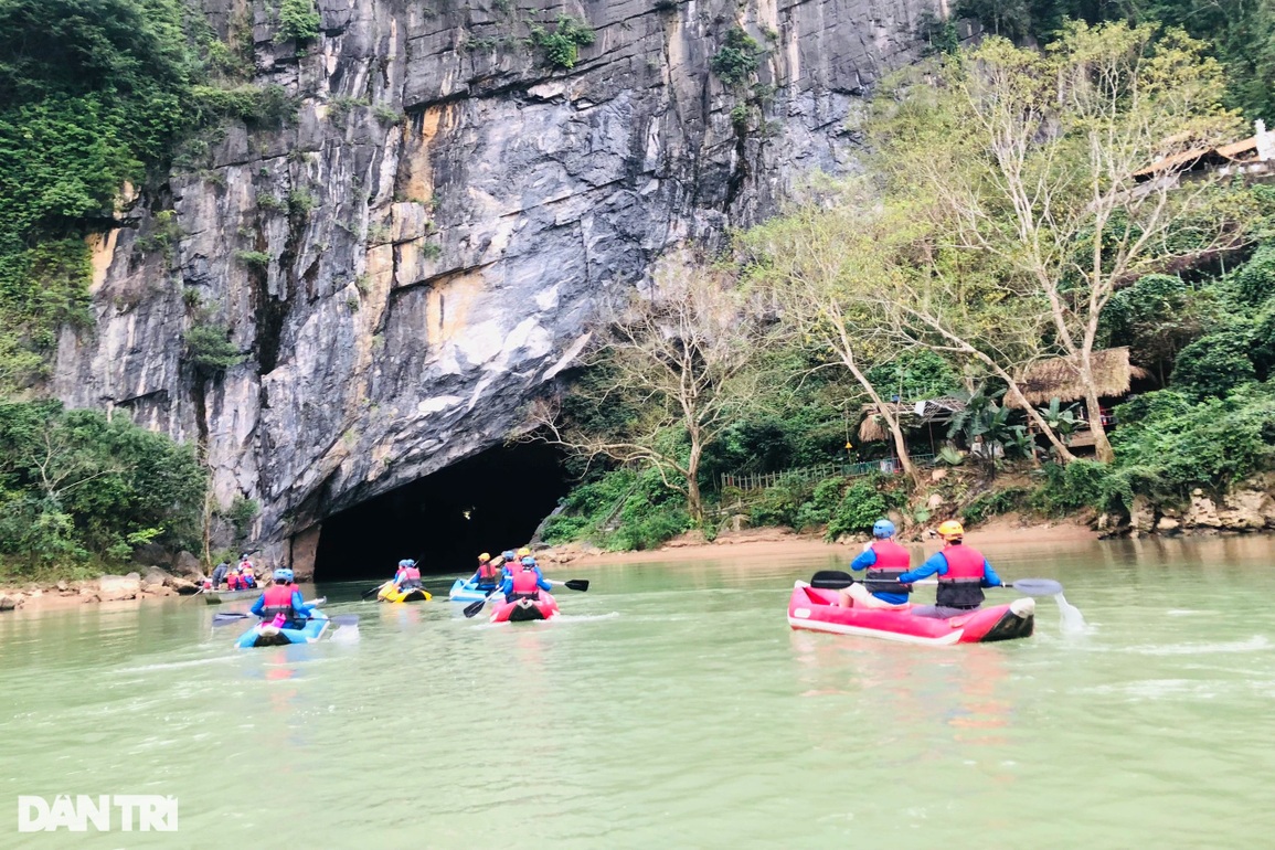Bí ẩn gần 100 ký tự cổ nằm sâu trong lòng động Phong Nha - 1 Bí ẩn gần 100 ký tự cổ nằm sâu trong lòng động Phong Nha - 1