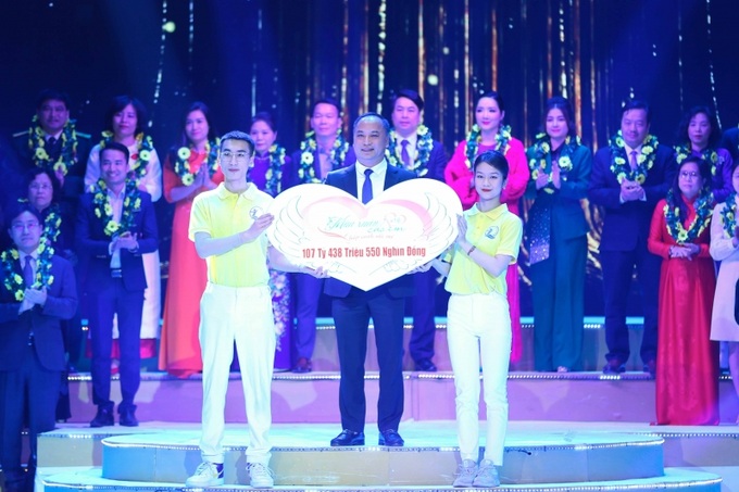 Đại diện Quỹ BTTEVN, Giám đốc Đinh Tiến Hải nhận ủng hộ của các nhà tài trợ.
