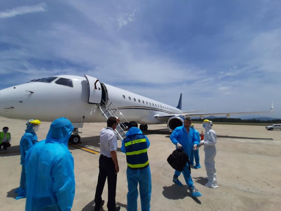 Hòa Phát bao trọn gói chuyến bay đưa 15 chuyên gia đến Dung Quất - 1 Hòa Phát bao trọn gói chuyến bay đưa 15 chuyên gia đến Dung Quất - 1