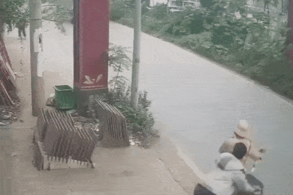 Người vi phạm đẩy Đại úy CSGT vào đầu xe tải - 1 Người vi phạm đẩy Đại úy CSGT vào đầu xe tải - 1