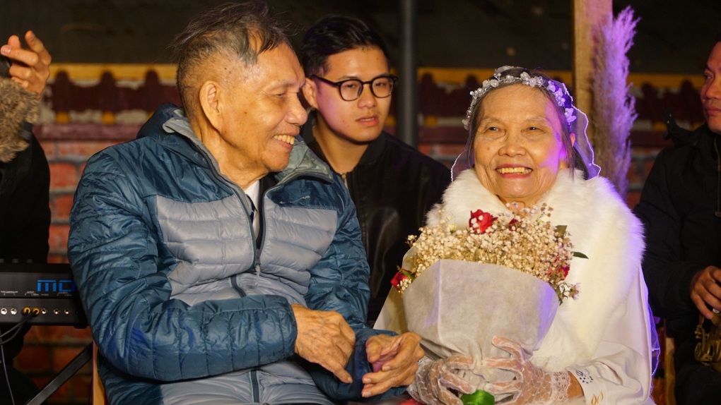 Chuyện tình đẹp của vợ chồng Hà Nội cùng đi viện dưỡng lão - 3 Chuyện tình đẹp của vợ chồng Hà Nội cùng đi viện dưỡng lão - 3