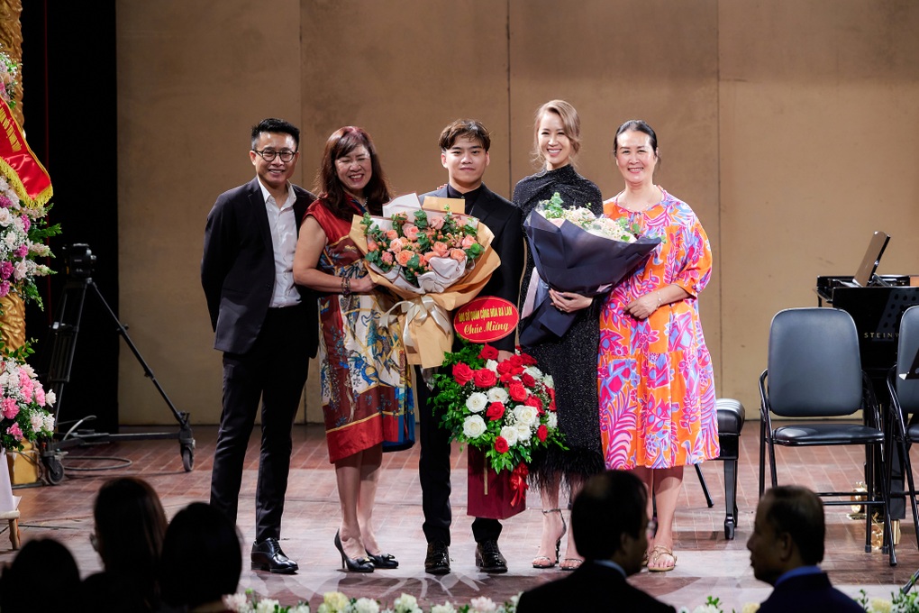 Hoa hậu Dương Thùy Linh ủng hộ thần đồng piano Nguyễn Việt Trung - 4 Hoa hậu Dương Thùy Linh ủng hộ thần đồng piano Nguyễn Việt Trung - 4