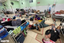 Bệnh nhân cấp cứu phải nằm dưới sàn Bệnh viện Phạm Ngọc Thạch truyền dịch?