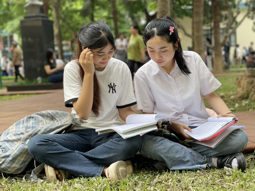Vừa lo ôn thi, học sinh lớp 12 lại rối bời chọn trường xét tuyển - 1 Vừa lo ôn thi, học sinh lớp 12 lại rối bời chọn trường xét tuyển